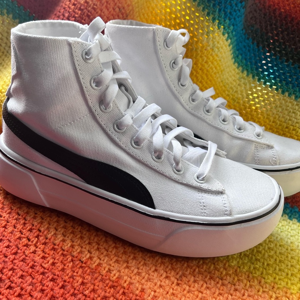 Women’s PUMA 
Kaia Mid CV 'White Black'
SIZE 7 1/2